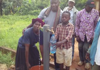 Armutsbekämpfung: saubere Trinkwasserversorgung durch eine Solarwasserpumpe